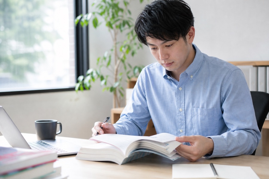 資格取得に向けて学ぶ様子