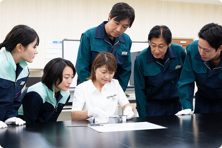 測定・検査の技術指導の様子
